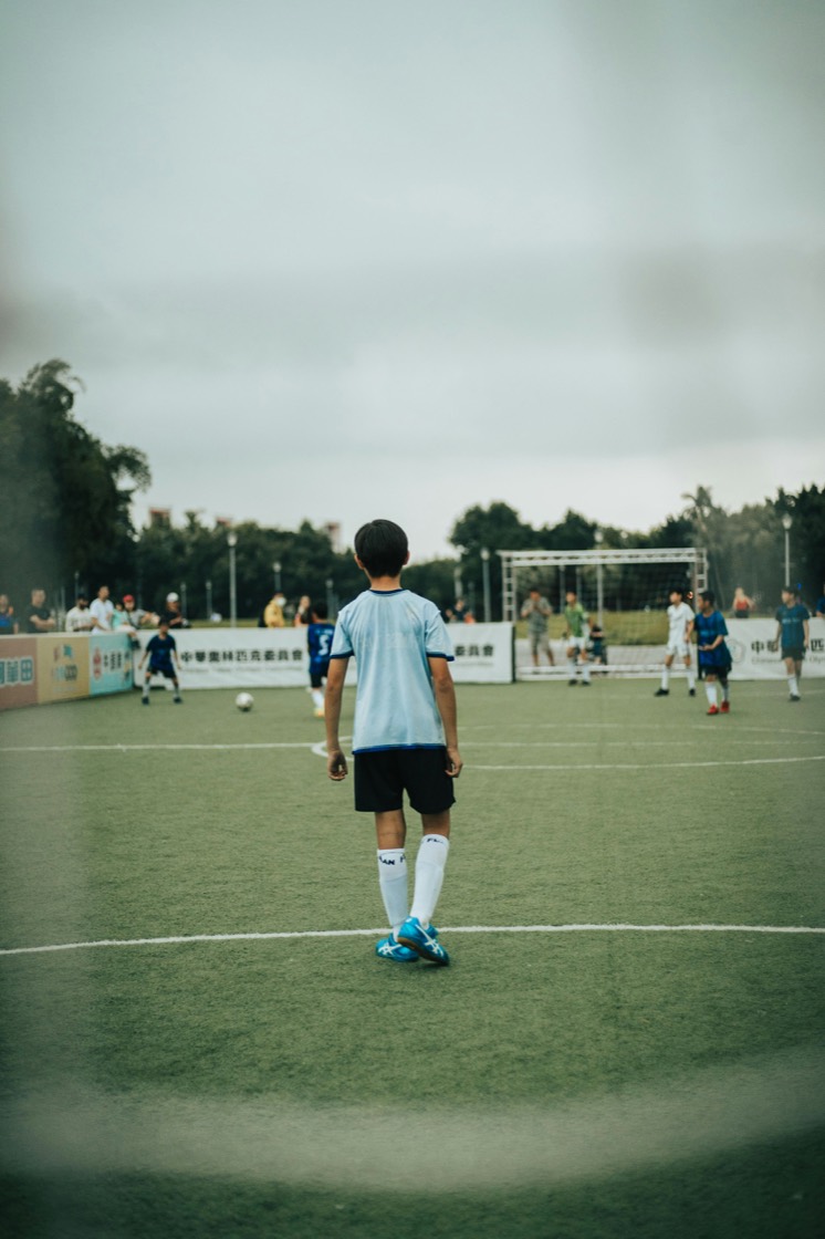 Jovem atleta em campo durante uma partida de base