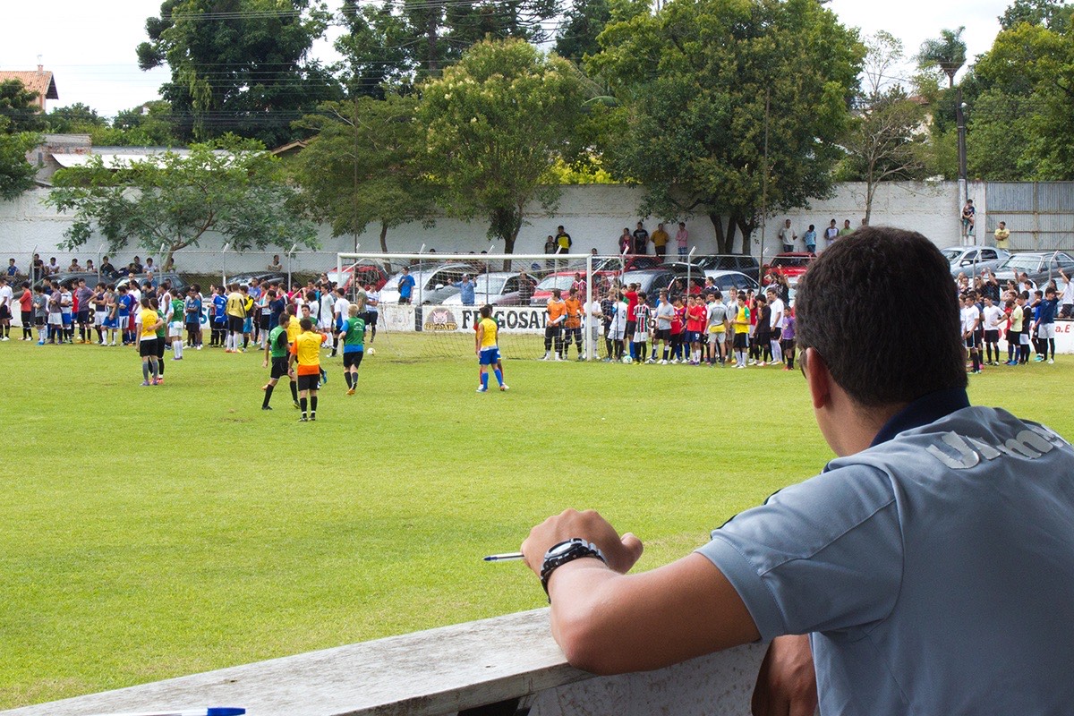 Observador técnico acompanhando uma partida da arquibancada
